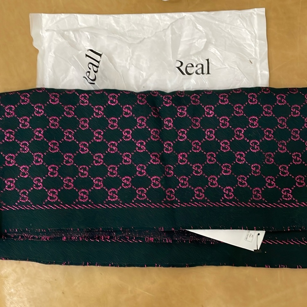 GUCCI Women's Wool Scarf Navy and Pink - Picture 2 of 3